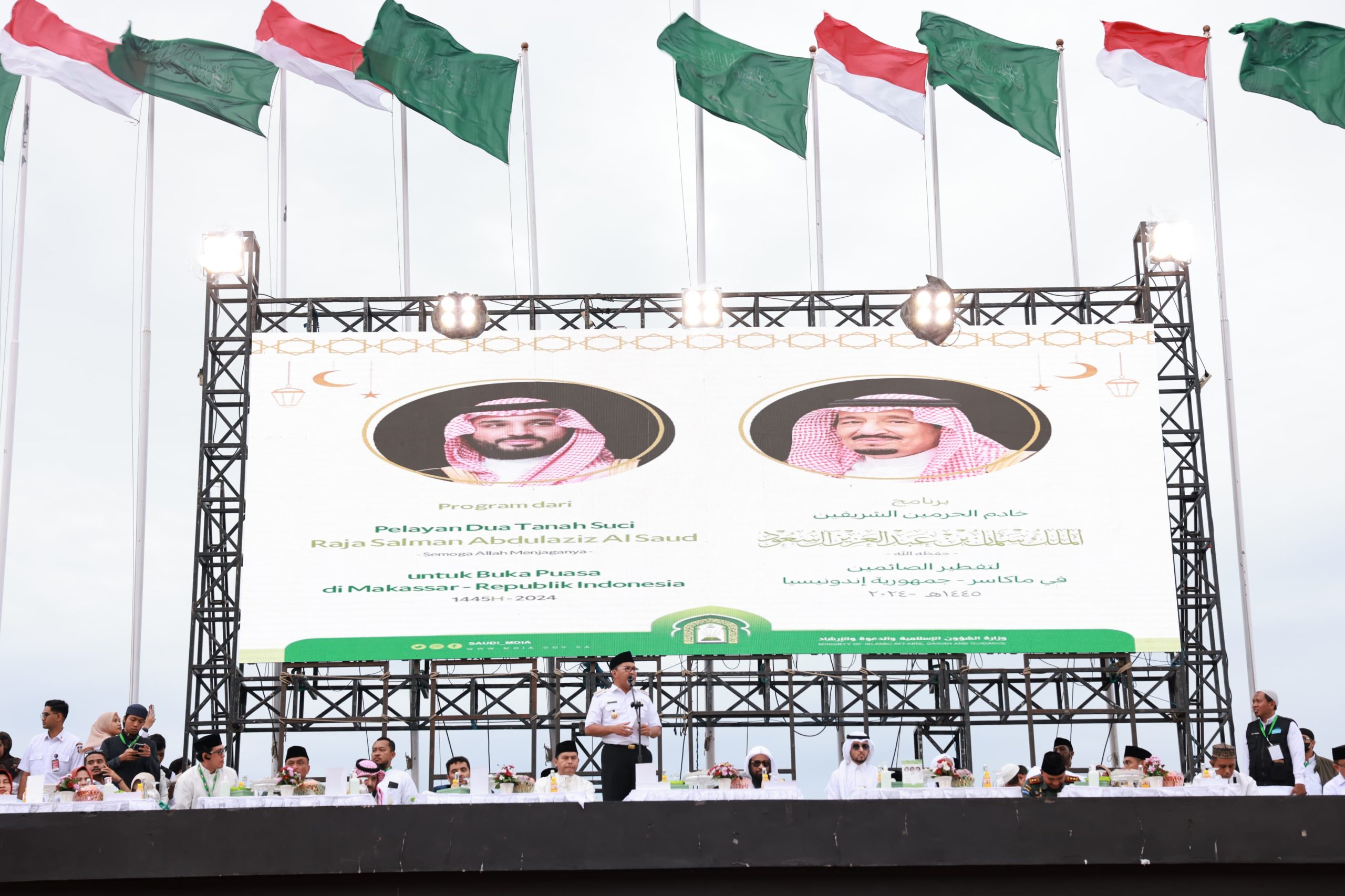 Petinggi dan Dubes Arab Saudi Bukber Bareng Warga Makassar di Pantai Losari