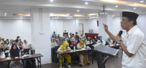 Sosialisasi Pendidikan Abdul Wahab Tahir Orang Yang Berilmu Lebih