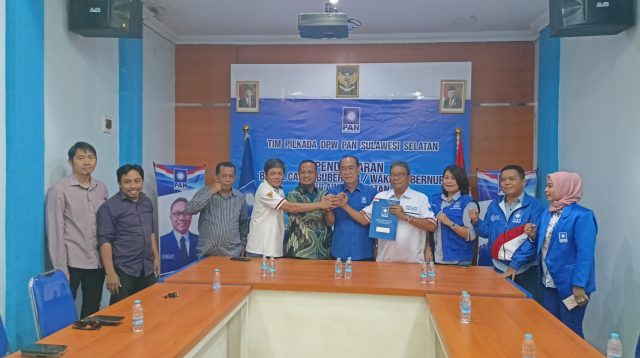 Andi Sudirman Sulaiman Saat Menyerahkan Formulir ke Ketua DPW PAN Sulsel Ashabul Kahfi, Senin, 22 Juli 2024.