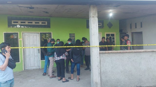 Olah TKP pihak kepolisian di lokasi penemuan mayat dalam koper (Dok:Ist)